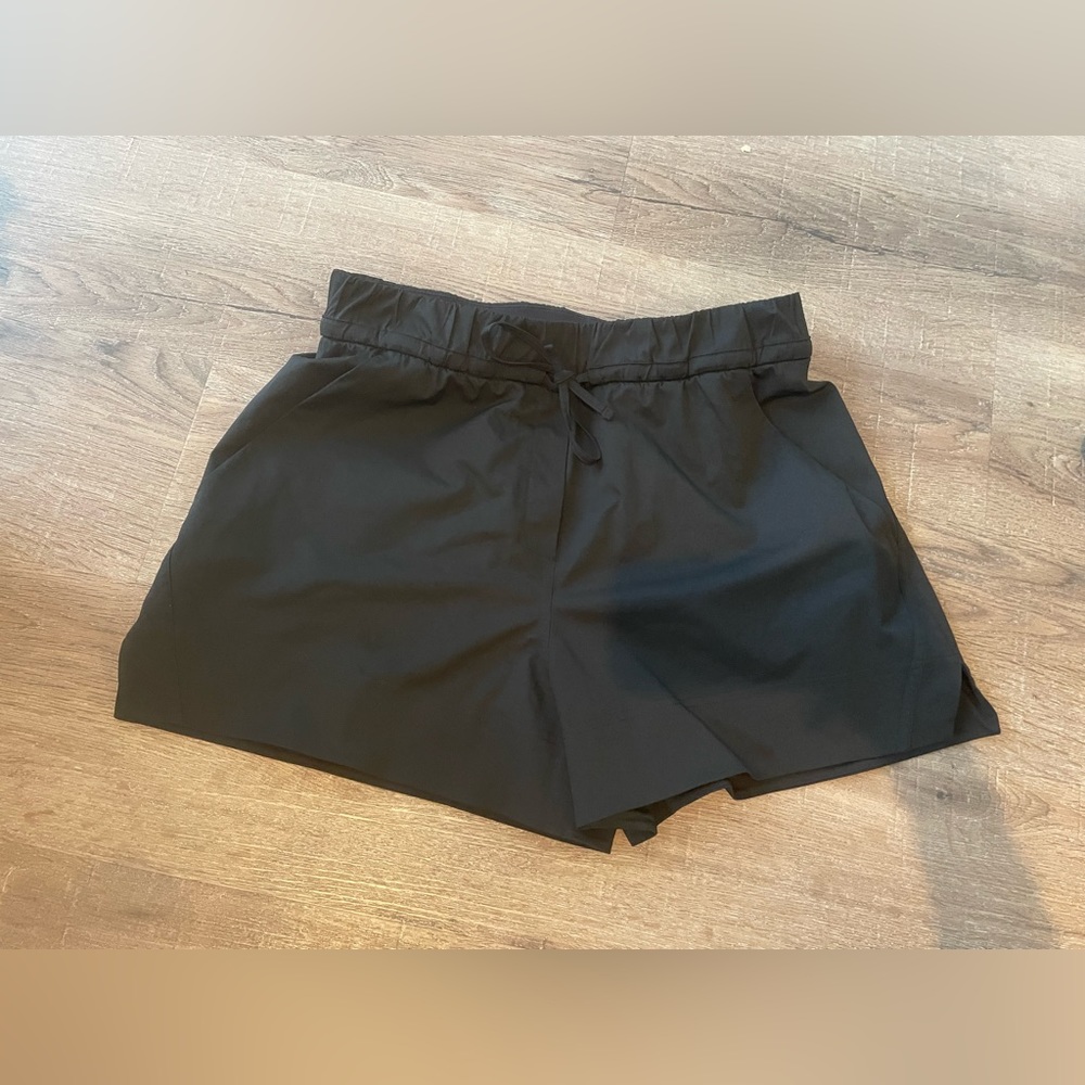 Lululemon cinchable waist high-rise woven short. Black